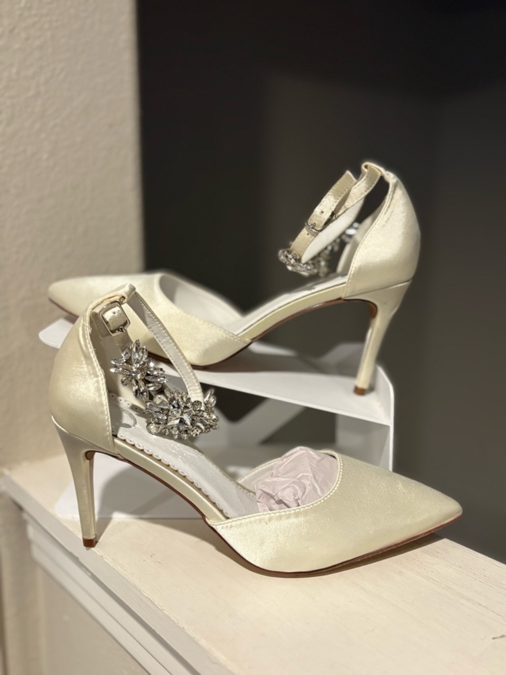 Journee Collection Women's Loxley 3.5” Heels Cream Size 10 Worn 3x In Good Shape
